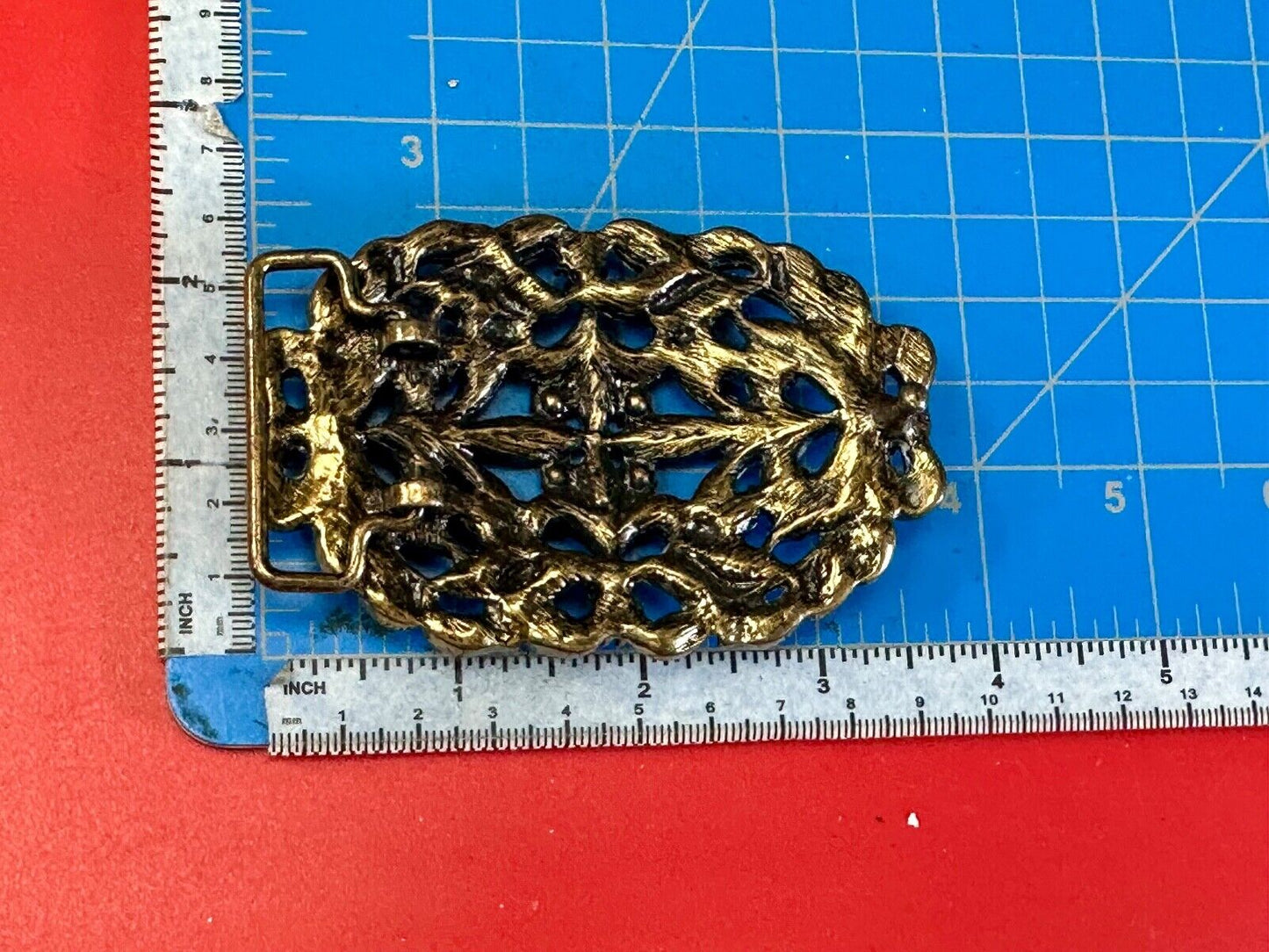 Awesome detail - Vintage see through swirl rhinestone pattern belt buckle