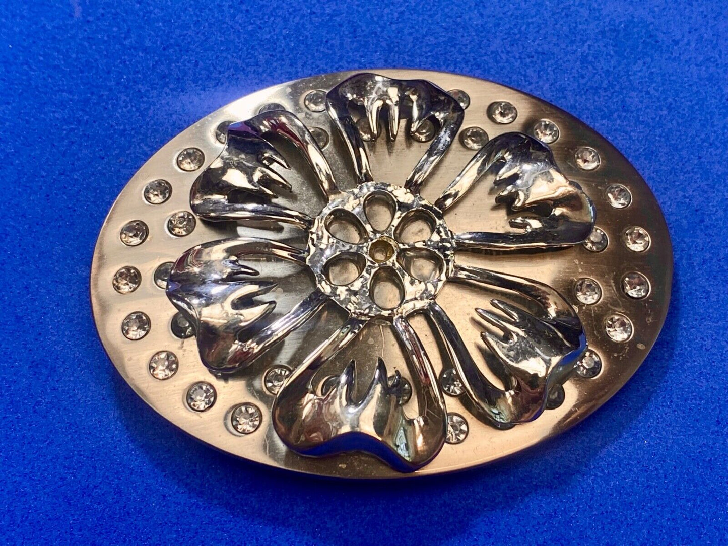 Beautiful reflective silver tone raised FLOWER theme belt buckle w/ Rhinestone's