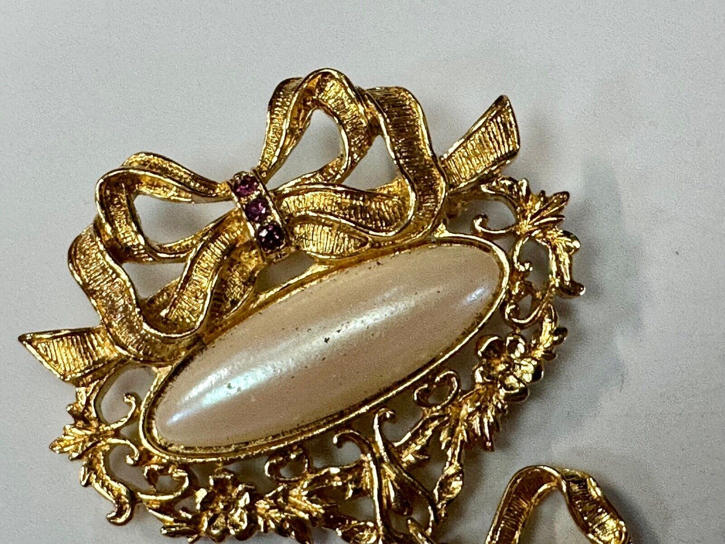 AVON Romantic Style 90s Pearl Color Costume Amethyst Drop Gold Tone Brooch pin