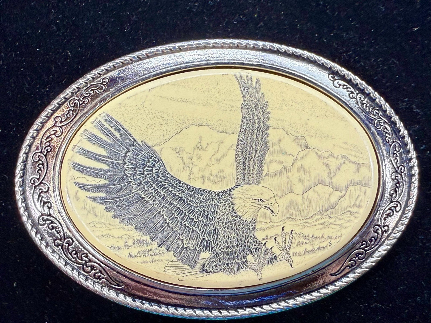 Bald EAGLE Spreading Wings Wildlife Scenery Scrimshaw Style Barlow Belt Buckle