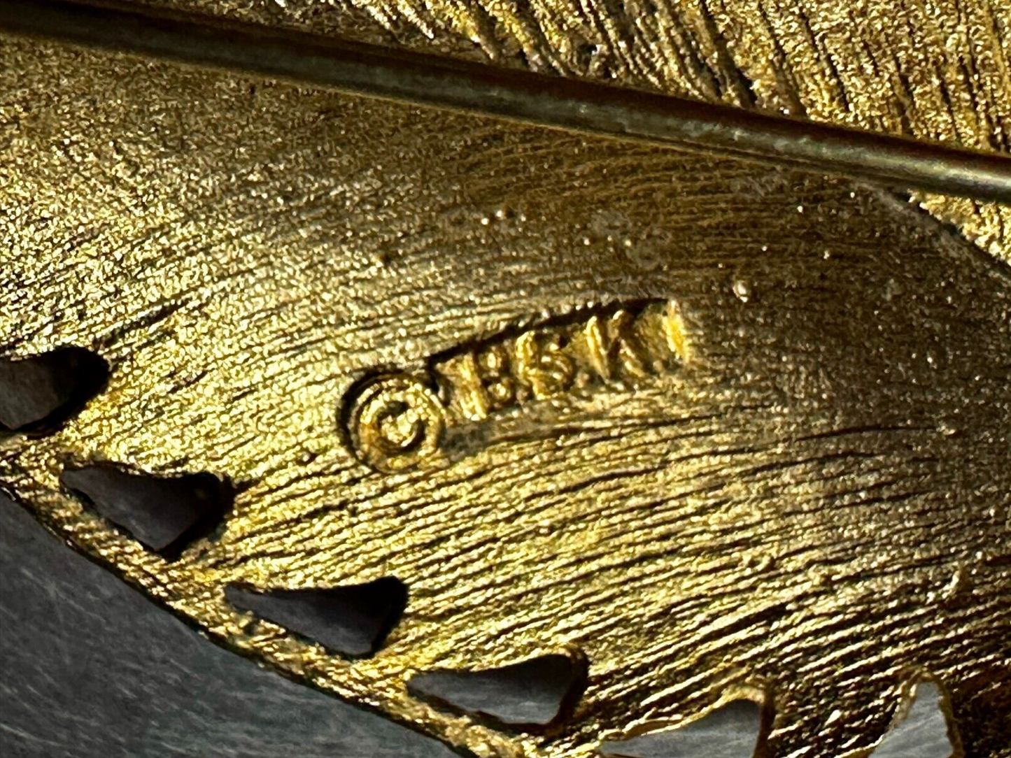 Beautiful Leaf Shaped Large 2.5" wide! Gold Tone Brooch Pin Signed BSK