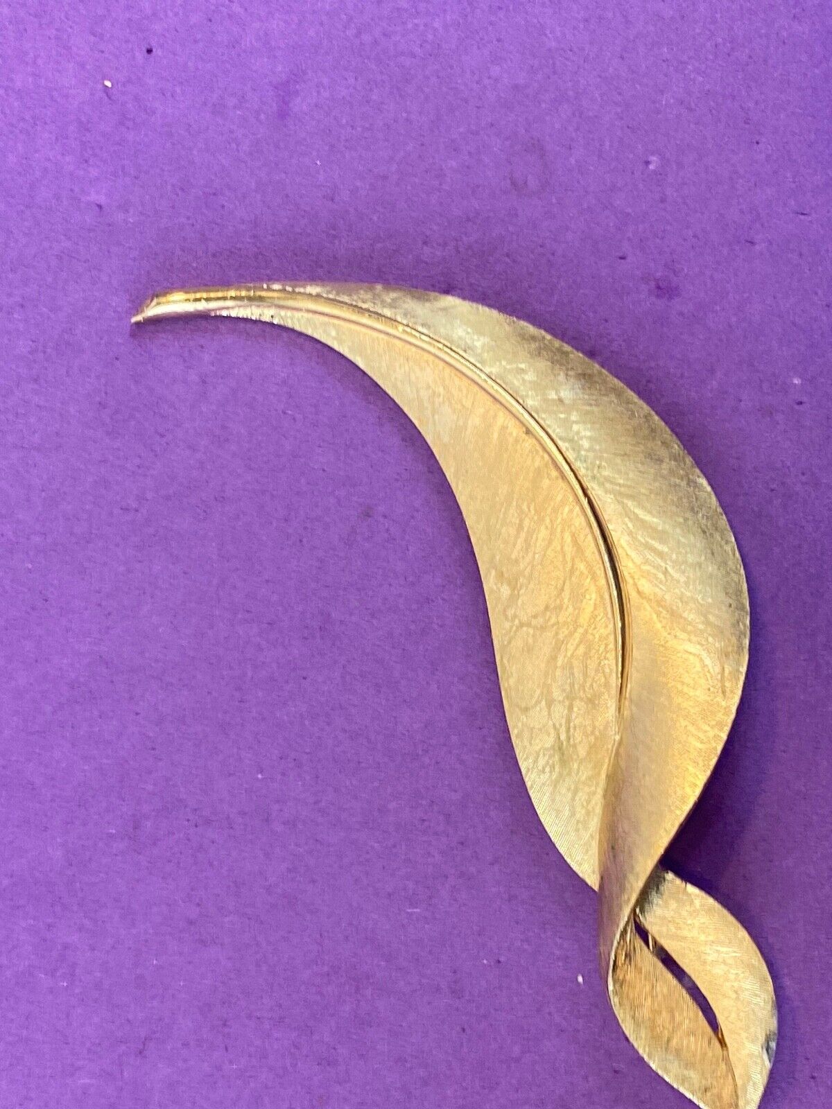 3.5 " CROWN TRIFARI signed gold tone leaf pin brooch