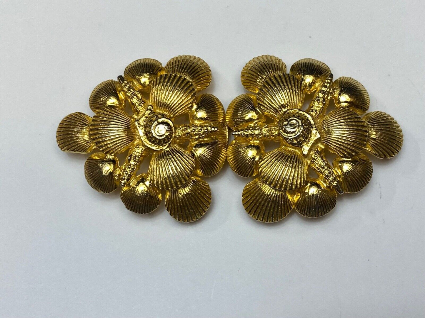 Beautiful 1973 MIMI di N Multiple Clam Shells Two piece Interlocking belt buckle