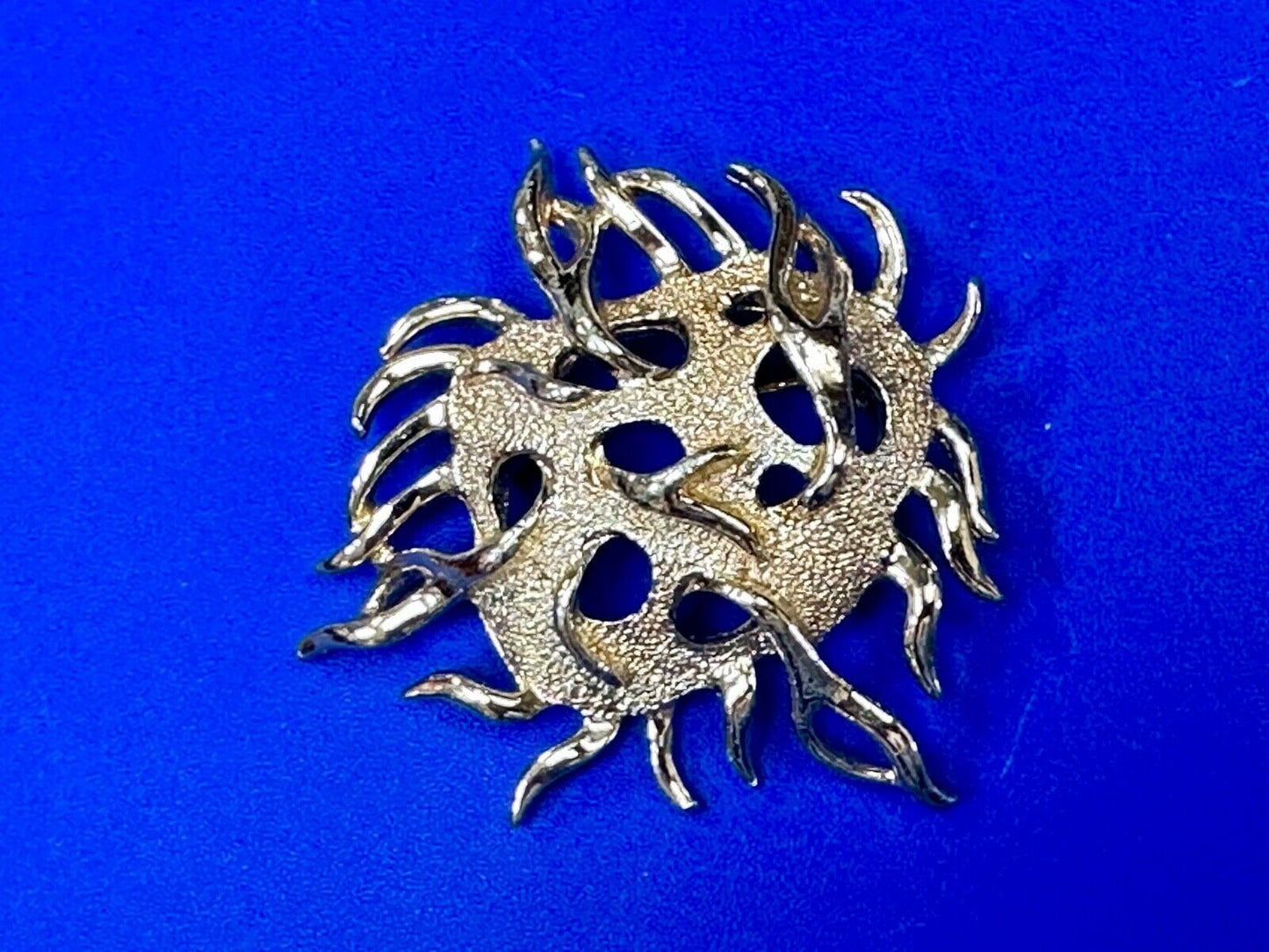 Unique Dimensional Sarah Coventry signed gold tone brooch pin