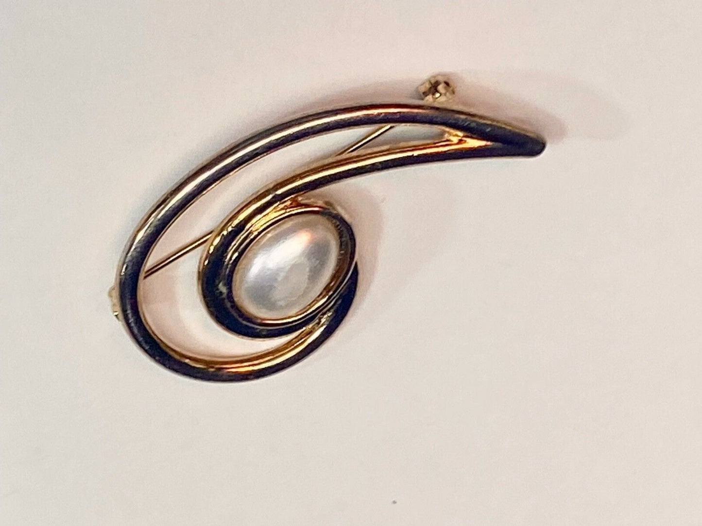 Vintage Abstract Brooch Pin Gold Tone Swirl Swoosh Faux Pearl Center Stone