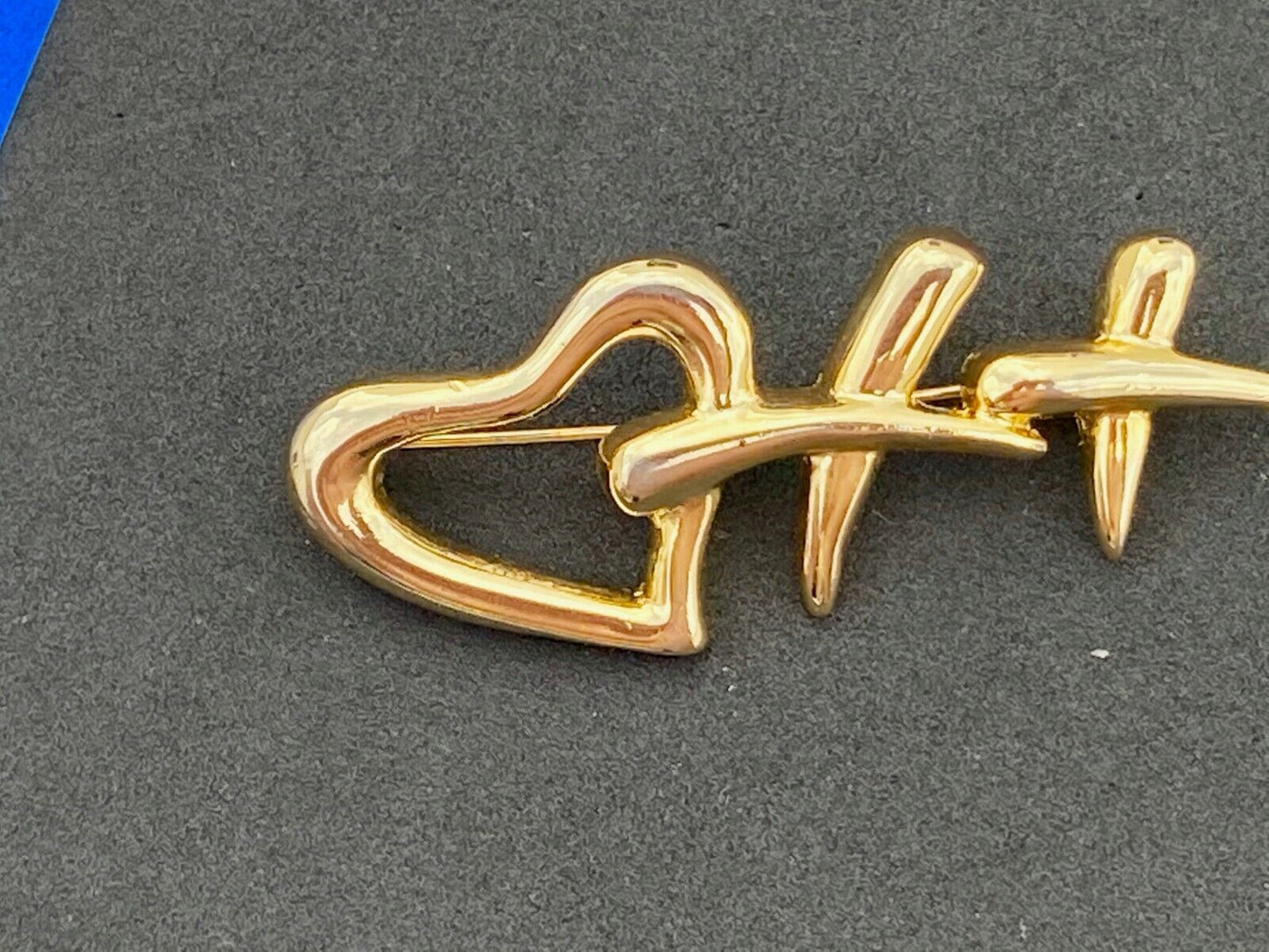 Vintage Aai Singed Gold Tone Heart Rhinestone Cut Out Kisses Brooch