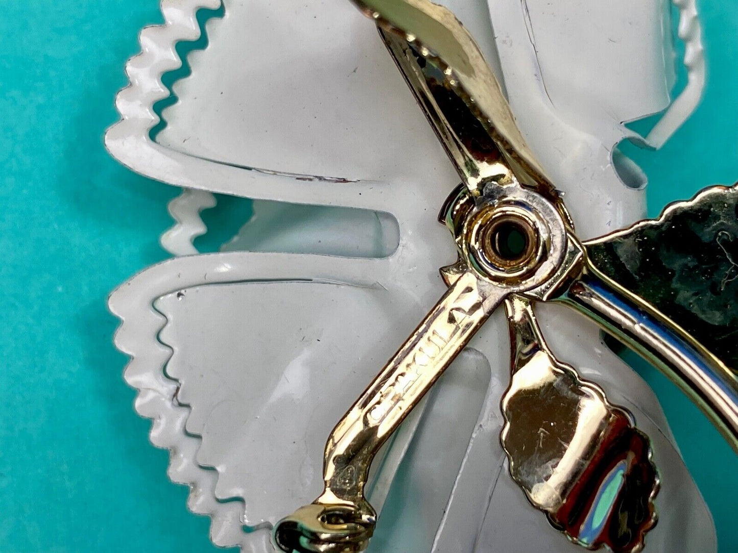 Vintage Enamel Flower 3-D Retro Pin Brooch White Petals Rhinestones By Avon