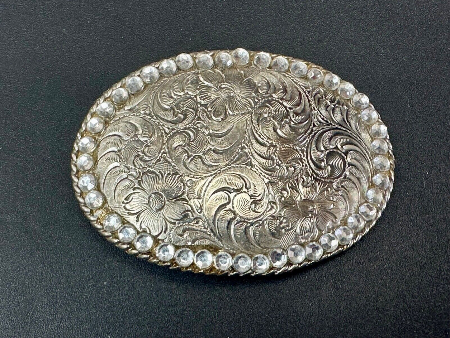 vintage 1996 western flower swirl oval belt buckle with rhinestone boarder