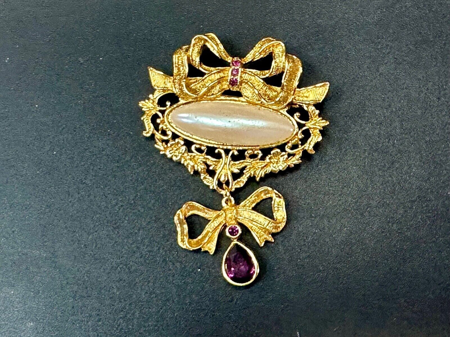 AVON Romantic Style 90s Pearl Color Costume Amethyst Drop Gold Tone Brooch pin