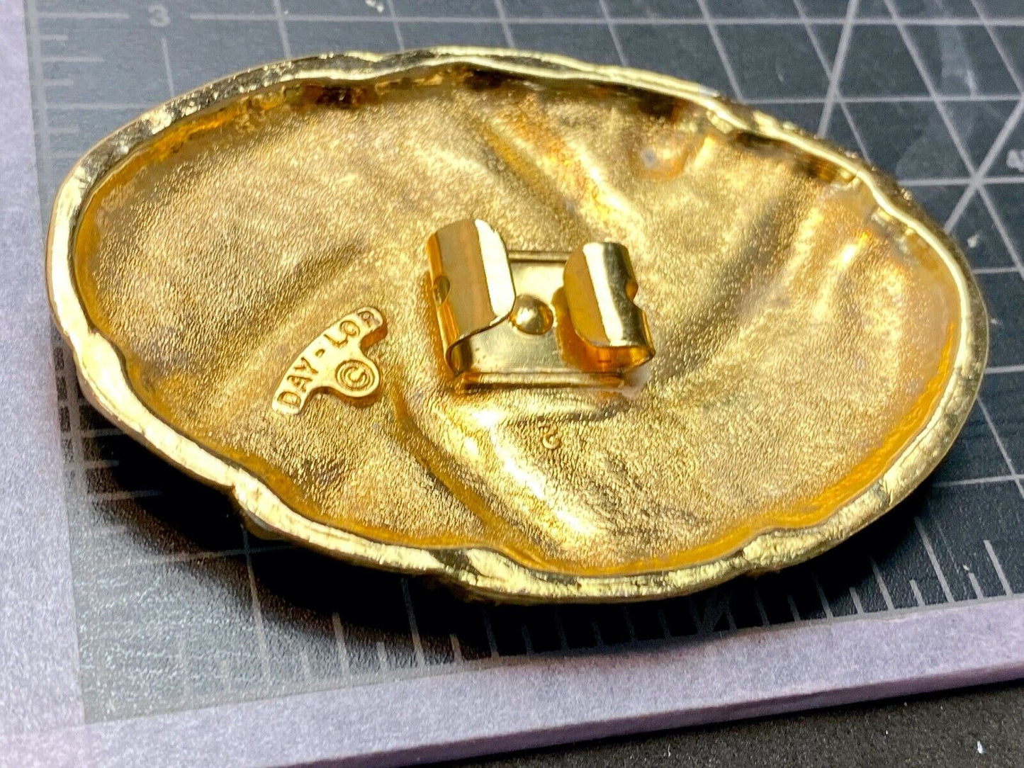 Vintage 80'S Red gold tone Scarf Belt enamel Clip signed Day-Lor