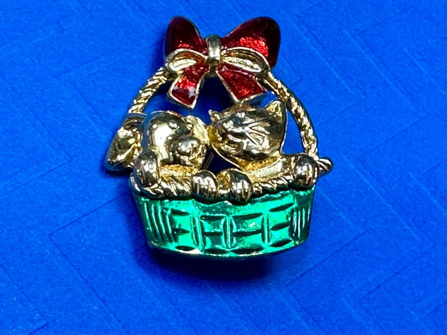 Vintage Christmas Kitten in Basket Green Red Gold Tone Holiday Brooch Pin