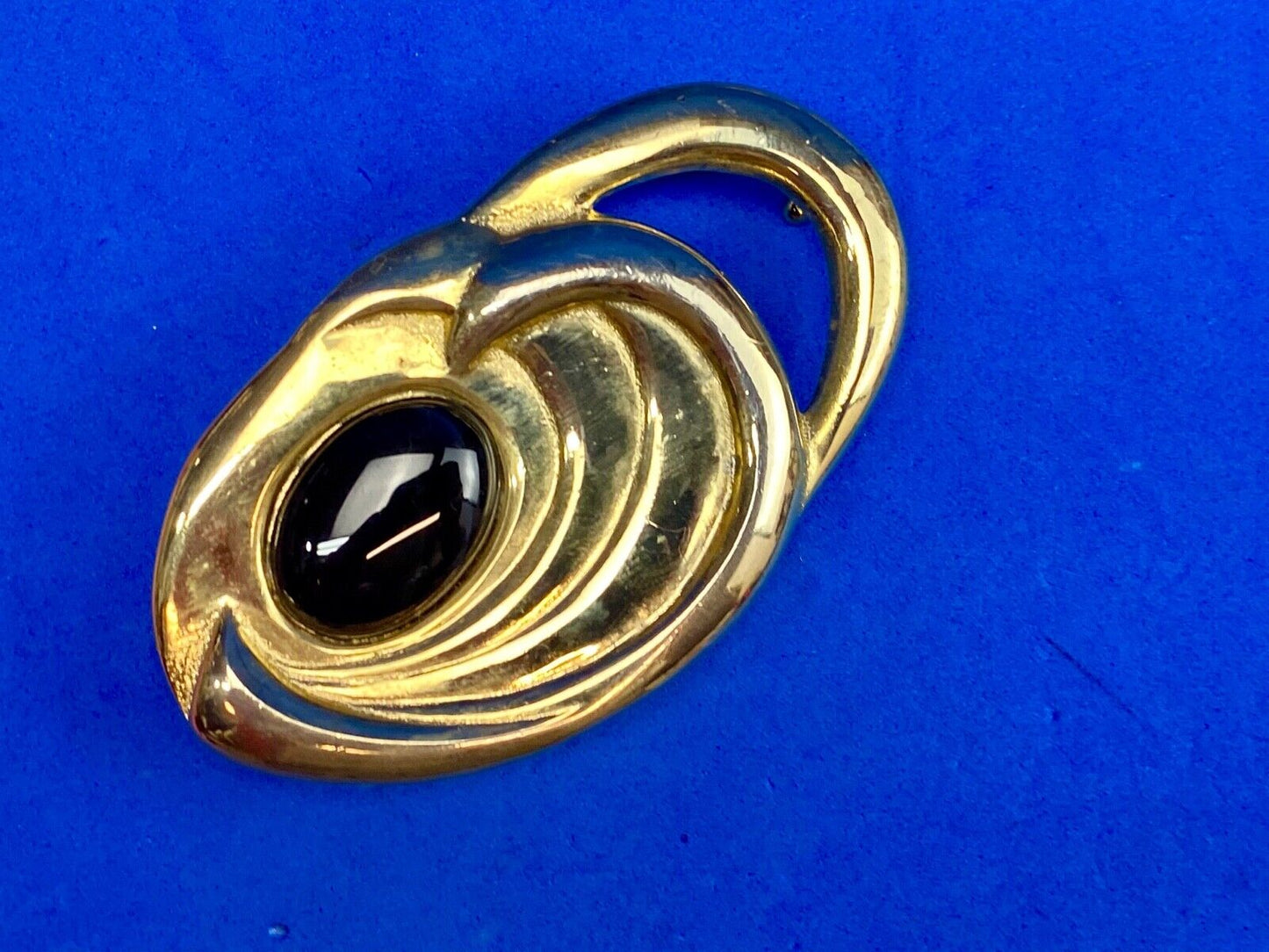 VINTAGE ABSTRACT ARTWORK GOLD TONE BACK CENTERPIECE BELT BUCKLE Ginnie Johnson