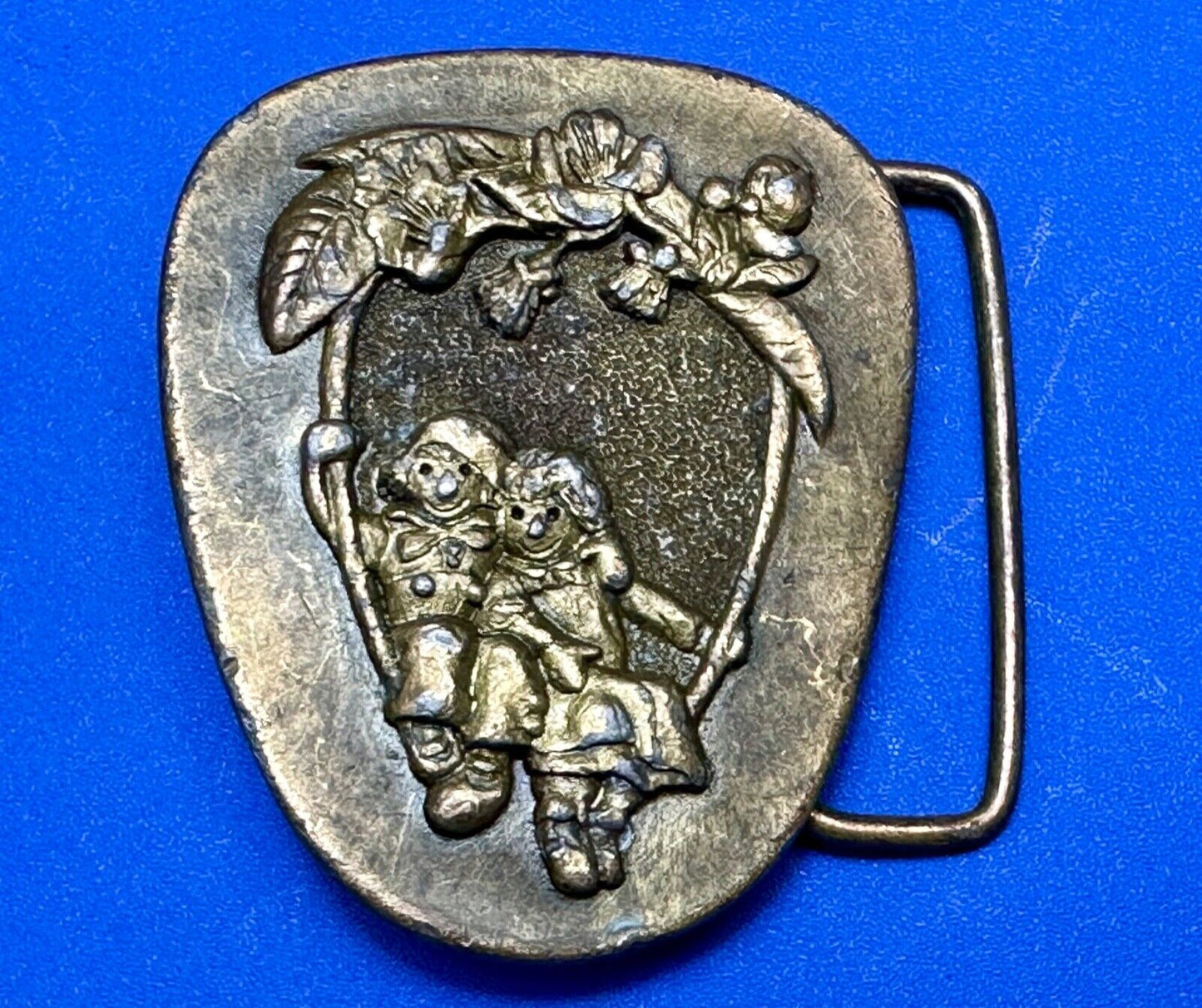 Adorable Raggedy Ann and Andy kids couple Vintage 1976 belt buckle B-98