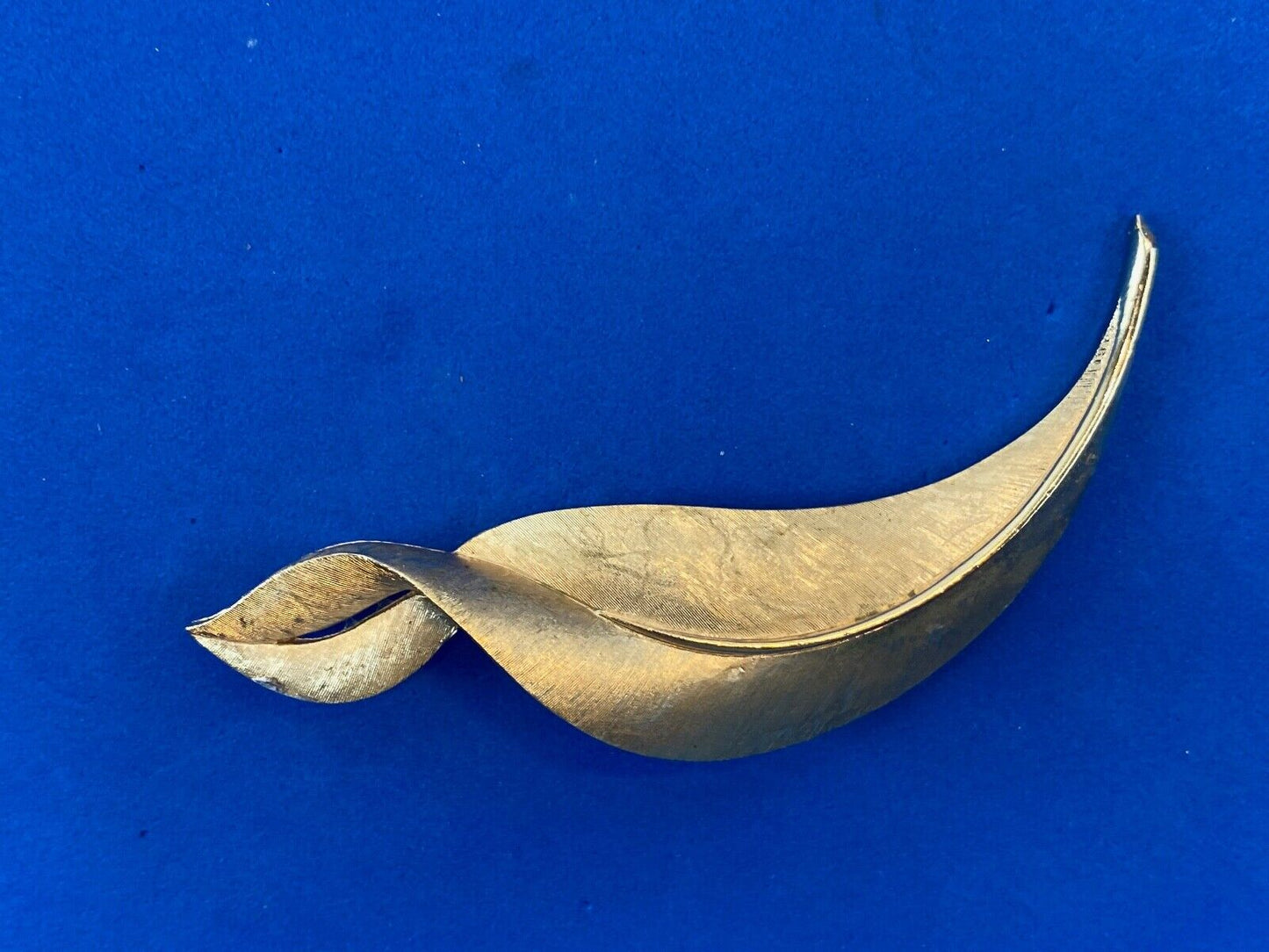 3.5 " CROWN TRIFARI signed gold tone leaf pin brooch
