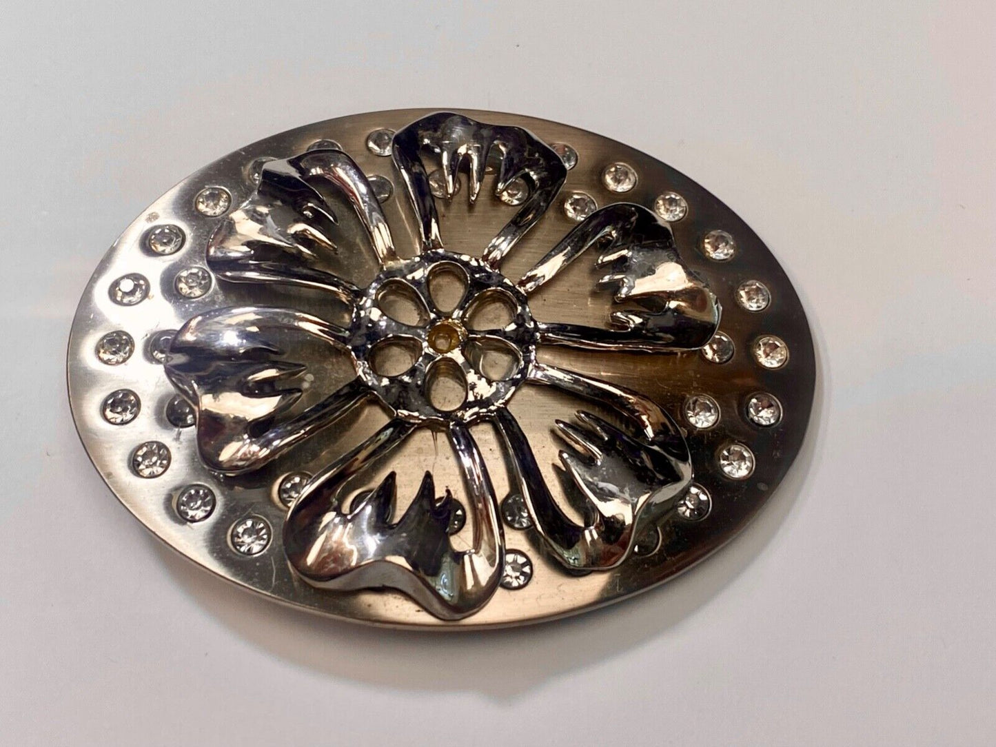 Beautiful reflective silver tone raised FLOWER theme belt buckle w/ Rhinestone's