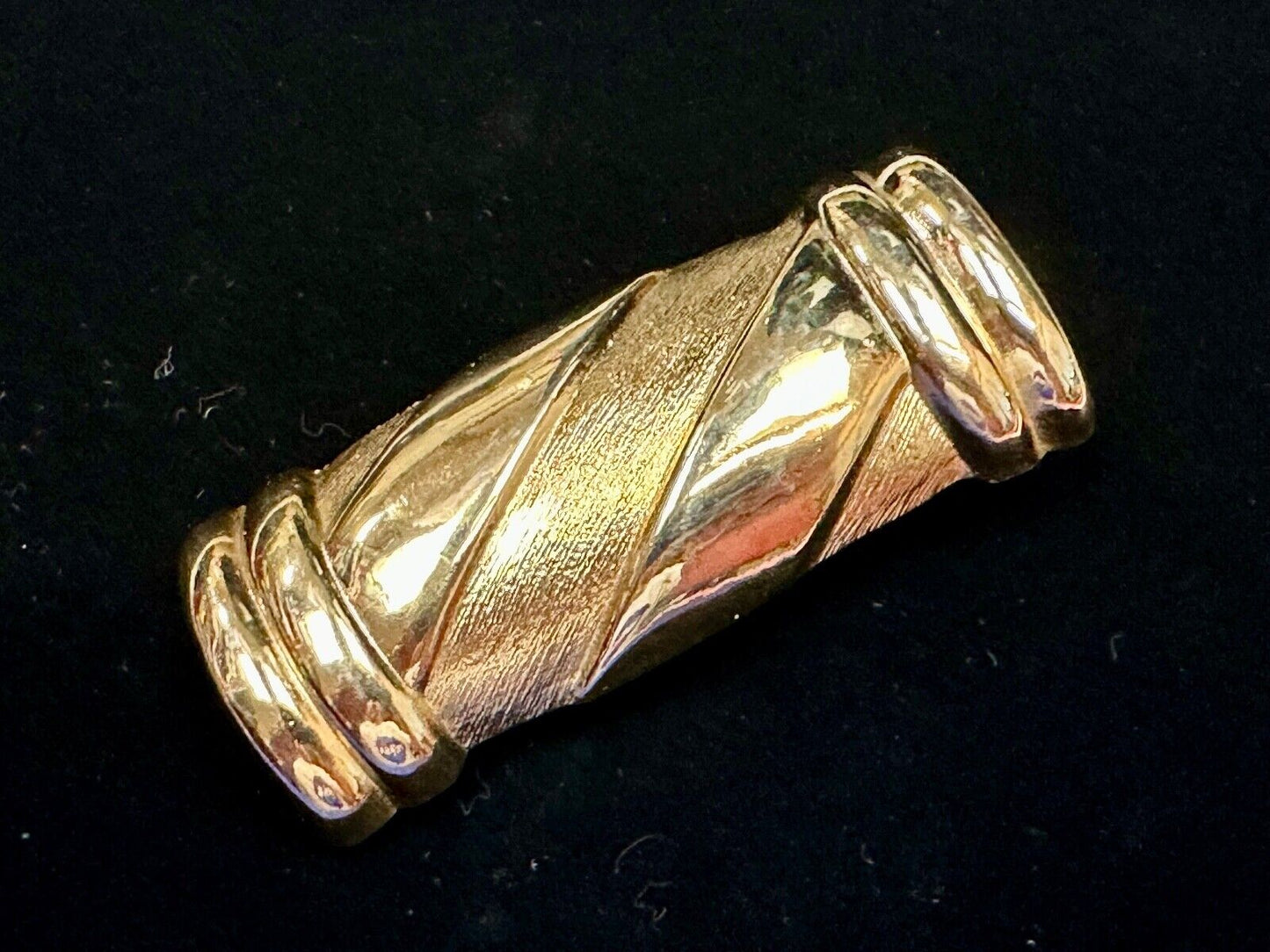 Vintage Apple accessories of NY gold tone tube shape belt buckle