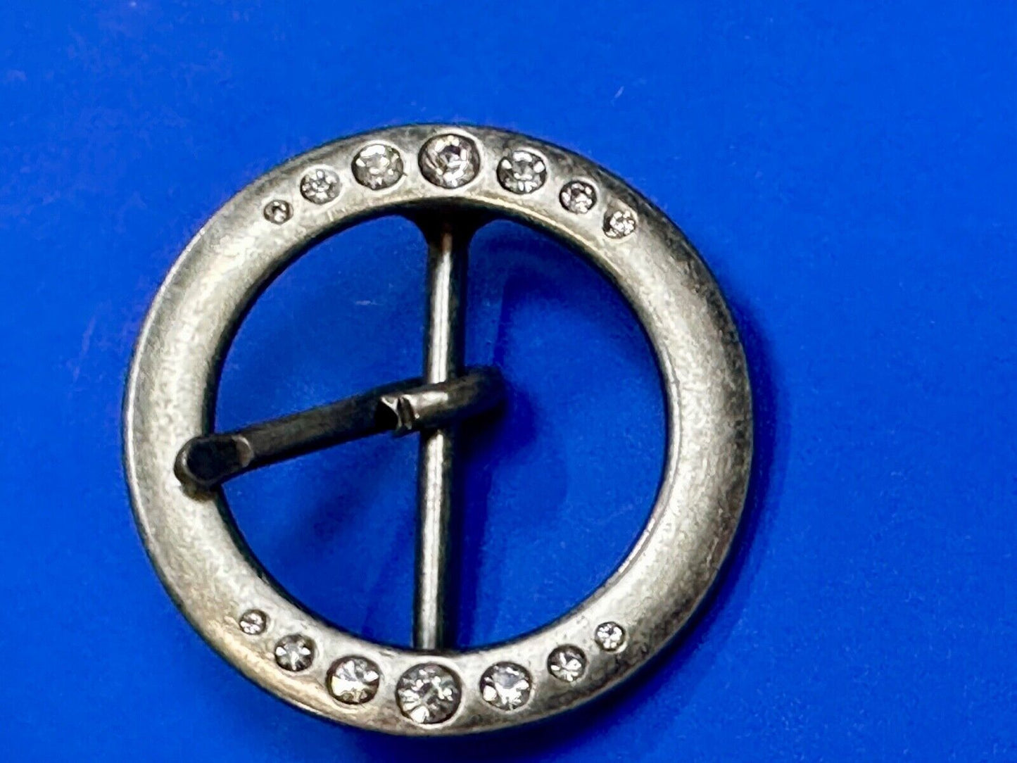 2" Round silver tone belt buckle with graduated rhinestone sized