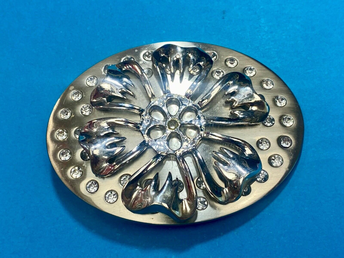 Beautiful reflective silver tone raised FLOWER theme belt buckle w/ Rhinestone's