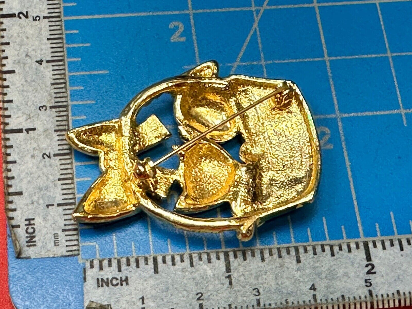 Vintage Christmas Kitten in Basket Green Red Gold Tone Holiday Brooch Pin