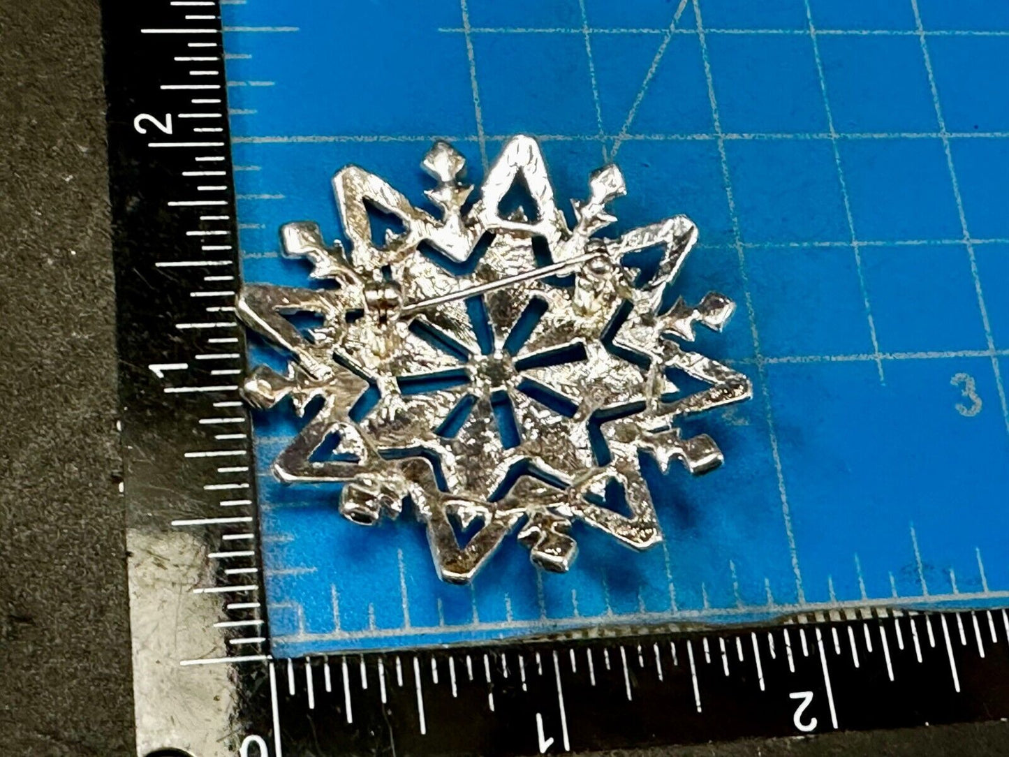 Beautiful Snowflakes with Rhinestone Accents Gold Tone Brooch Pin Signed Monet