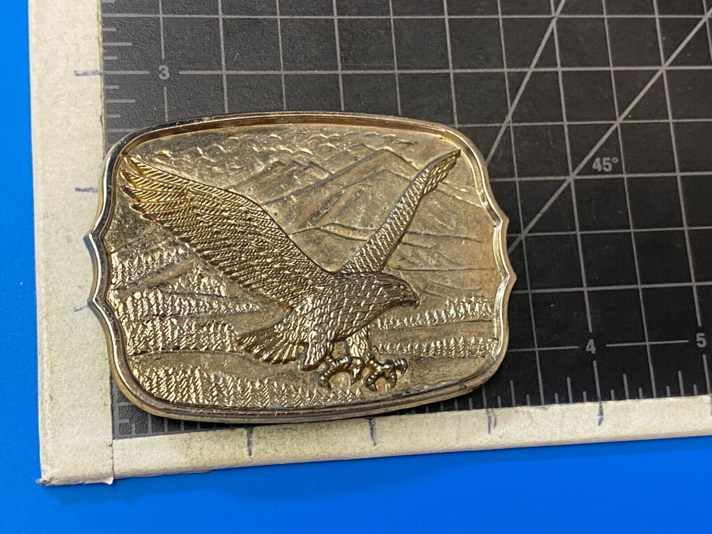 Vintage AMERICAN EAGLE Majestically hunting flying over mountains belt buckle