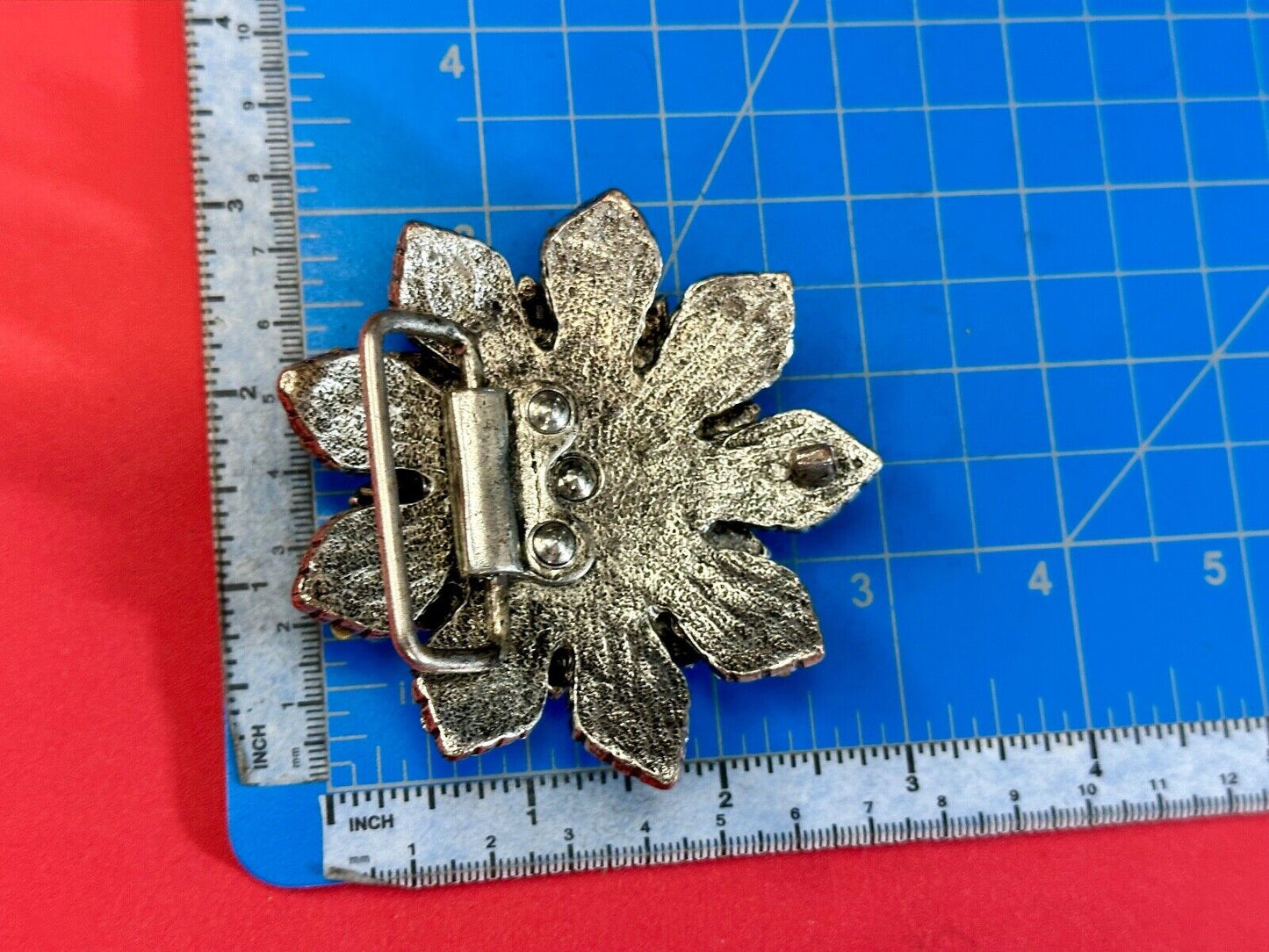 Beautiful rhinestone accented star shaped ornate belt buckle - missing stone