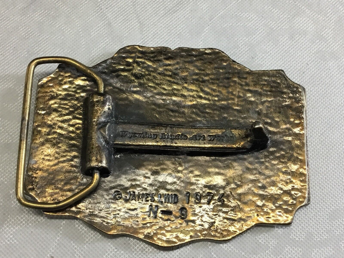 VINTAGE 1974 - WYOMING STUDIO Deer / BUCK in nature BELT BUCKLE - by JAMES LIND