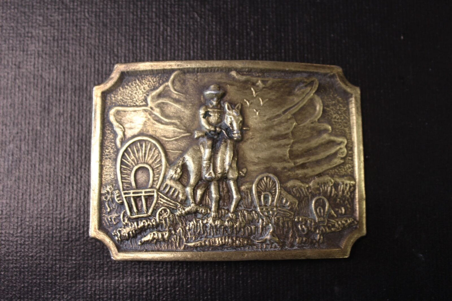 Vintage belt buckle, Covered wagon's and horses heading west?
