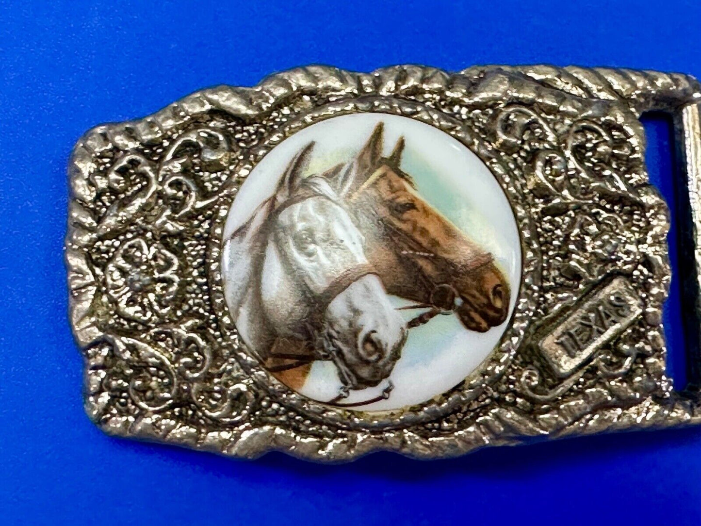 2 horses picture as centerpiece in TEXAS marked silver tone chunky belt buckle