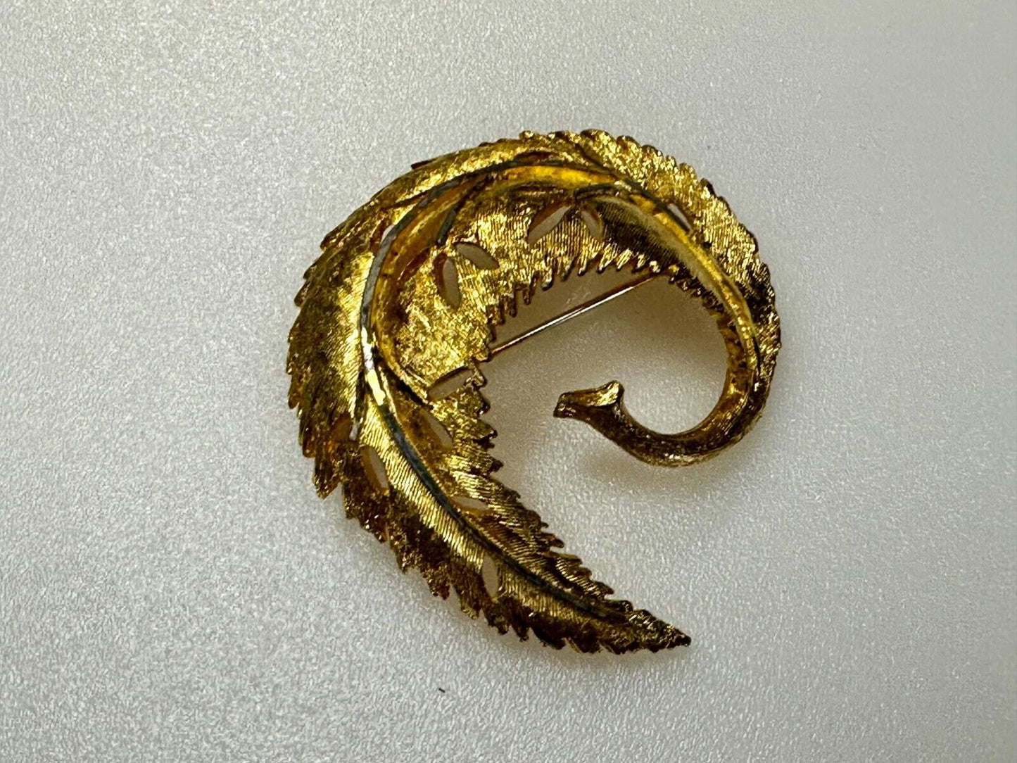 Swirl Curved Leaf Feather Design Gold Tone Vintage Brooch Pin Signed BSK