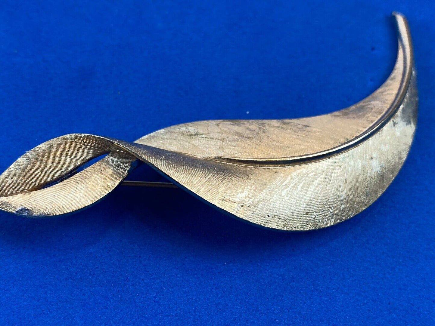 3.5 " CROWN TRIFARI signed gold tone leaf pin brooch