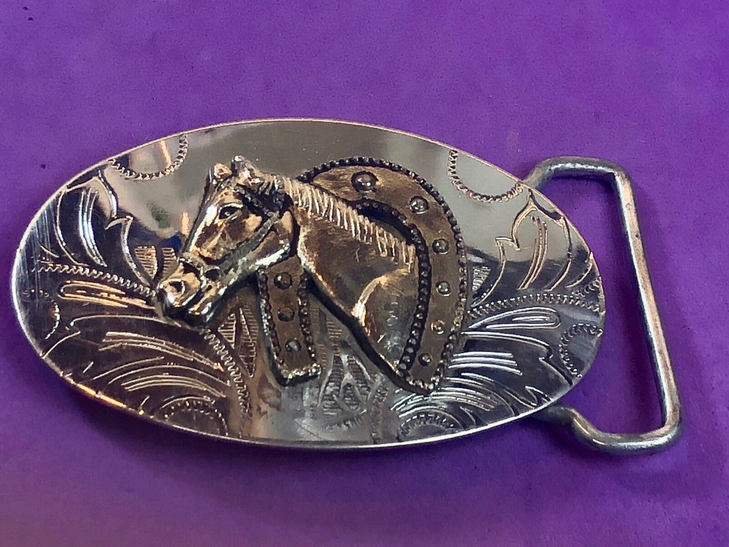 BELT BUCKLE HORSE HEAD INSIDE HORSESHOE PUNCHED 3D DESIGN