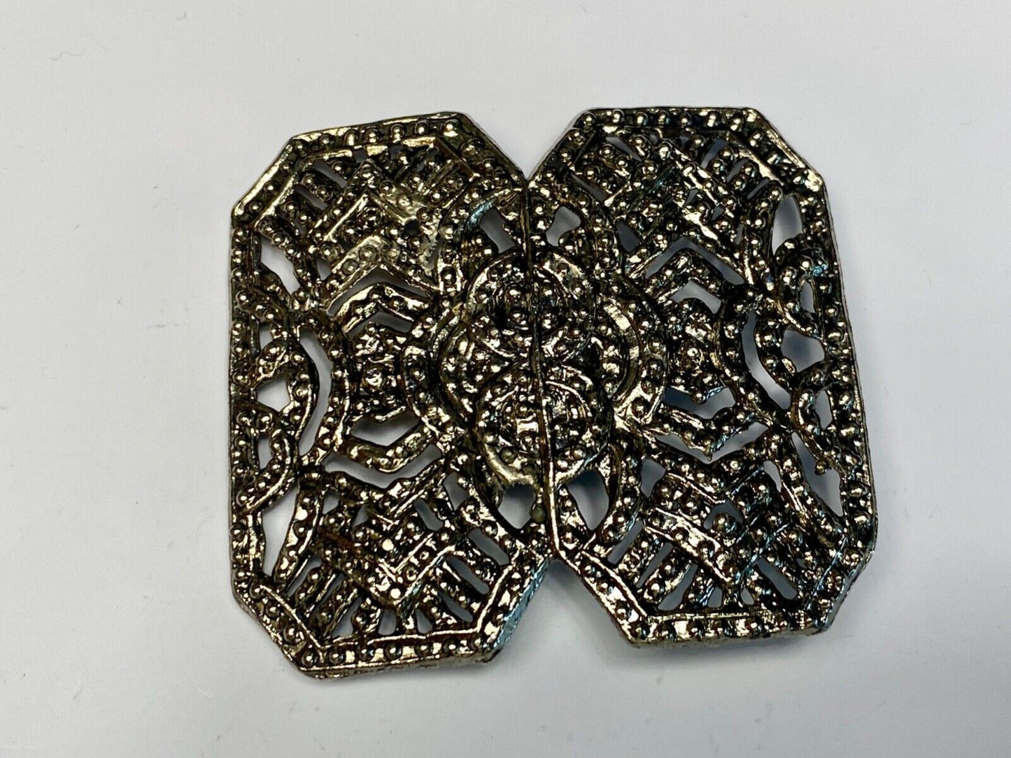 Beautiful A pique silver color - or real non magnetic - see though belt buckle