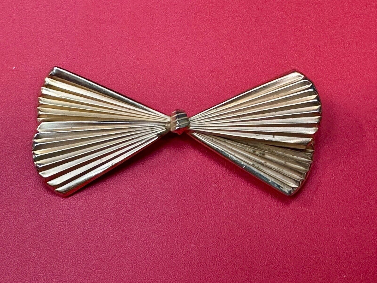 Beautiful gold tone FAN or Bow Tie pattern Giovanni signed Vintage Brooch Pin