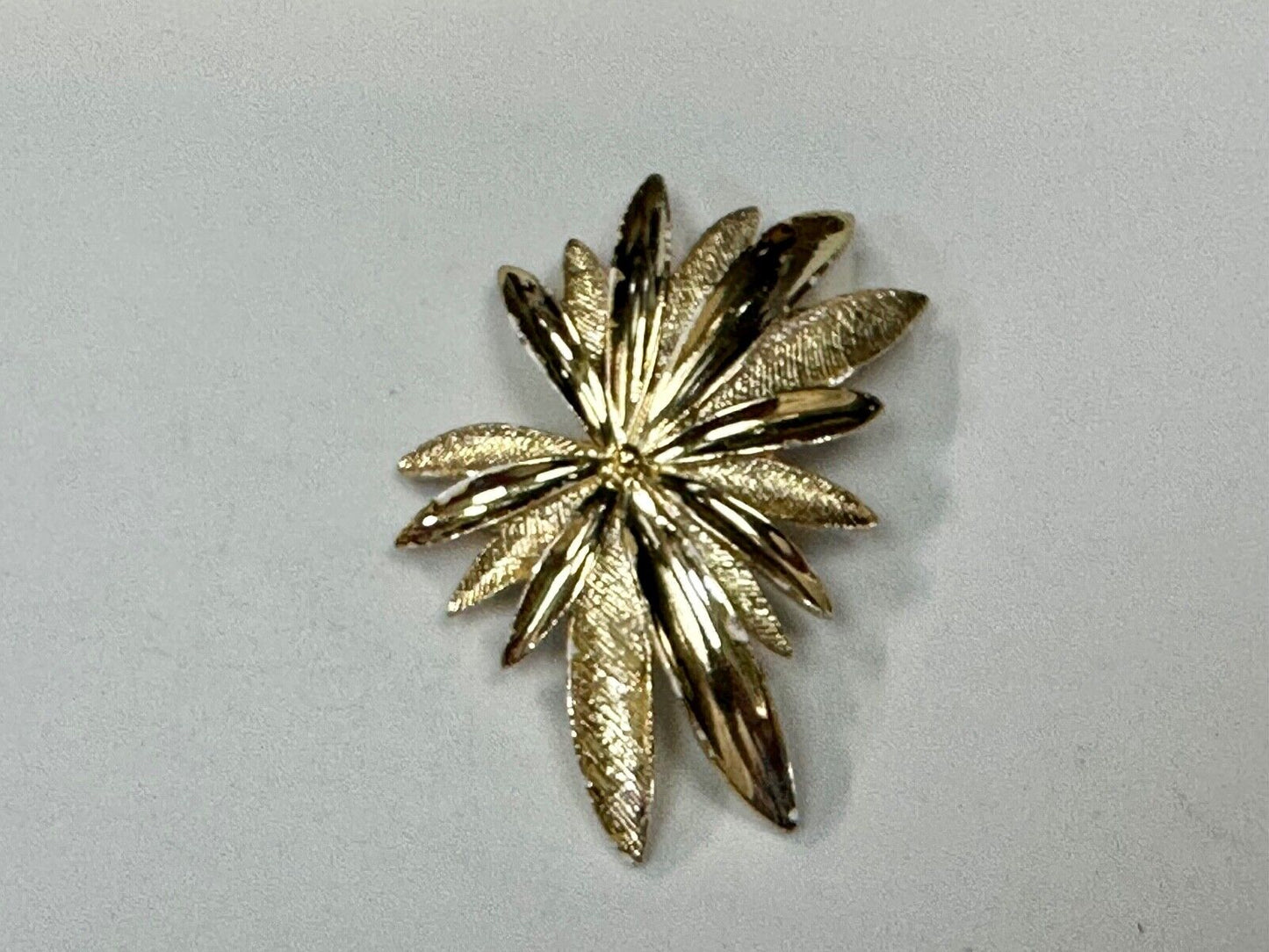 vintage Brushed gold tone starburst floral theme Sarah Coventry brooch pin