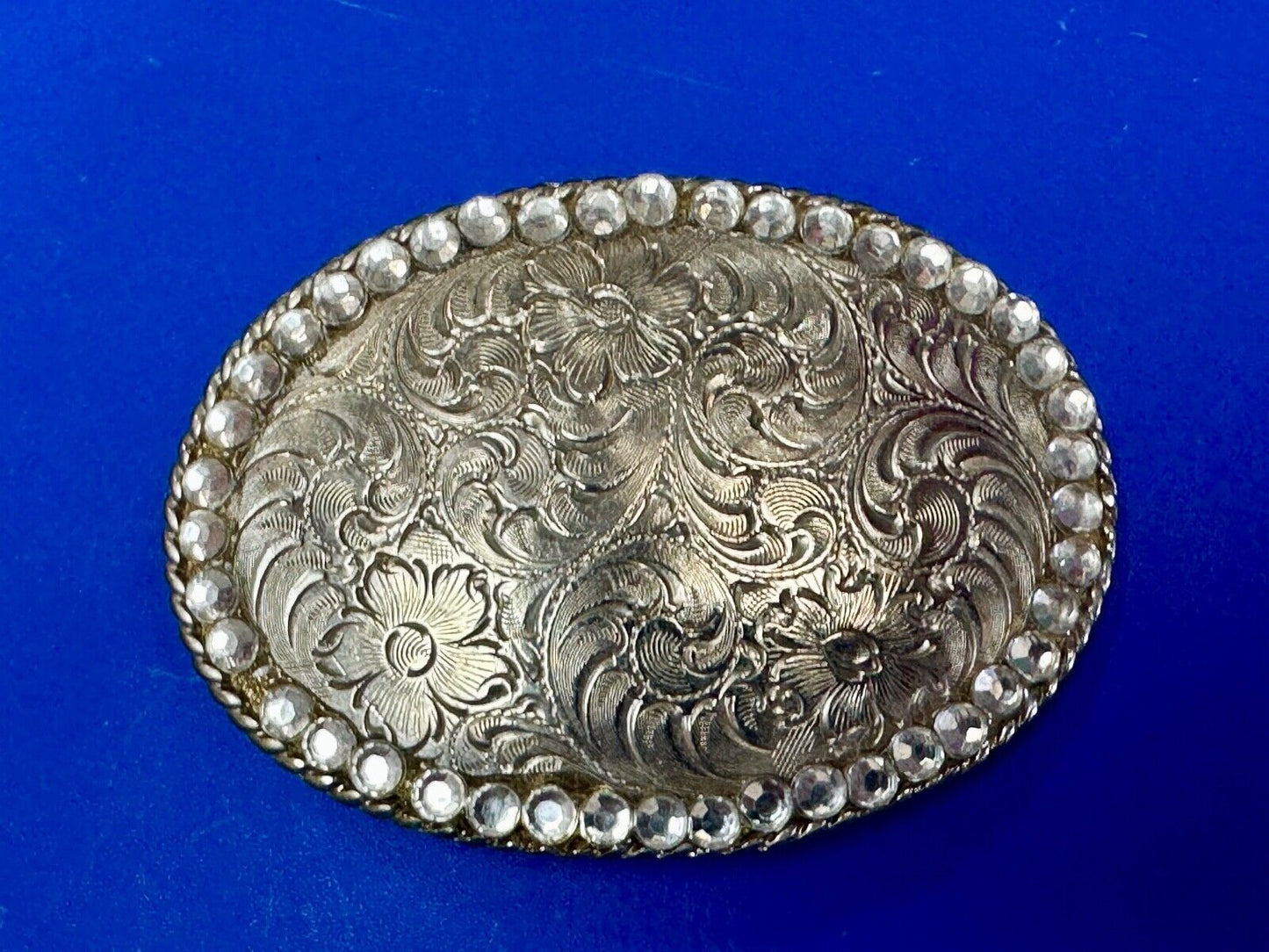 vintage 1996 western flower swirl oval belt buckle with rhinestone boarder