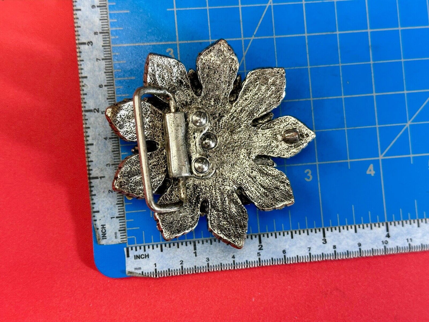 Beautiful rhinestone accented star shaped ornate belt buckle - missing stone