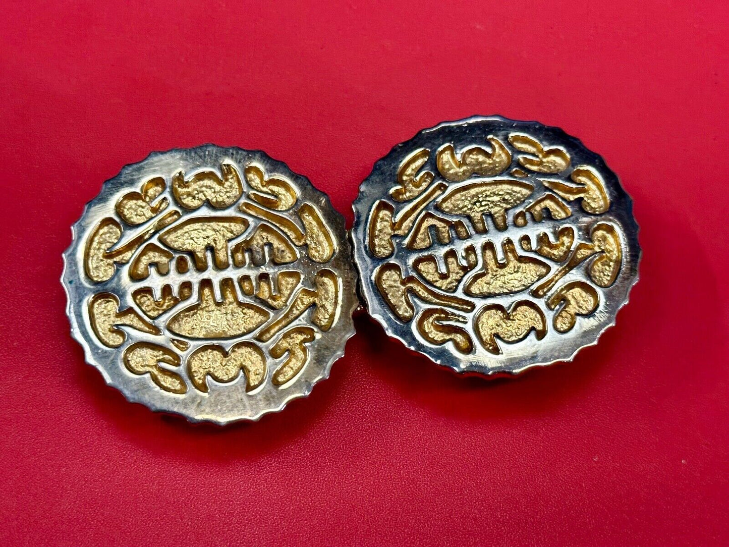 Asian / Oriental Round gold tone Two-piece interlocking Mimi Di N belt buckle