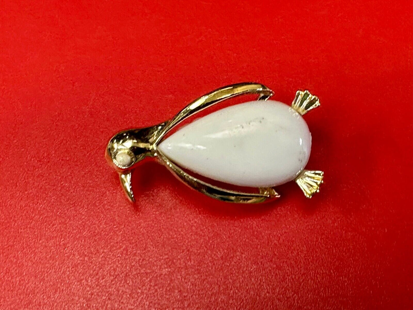 Adorable Penguin Gerrys vintage gold tone white belly brooch pin