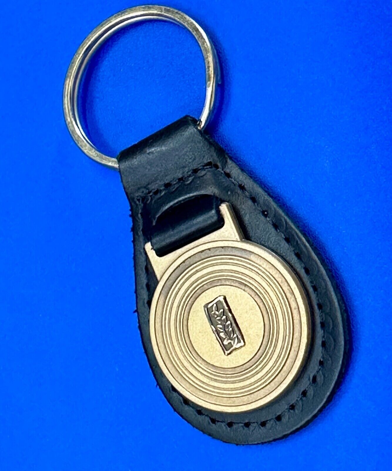 unknown to me! Leaf emblem logo gold tone Keychain - Key Fob Ring Chain
