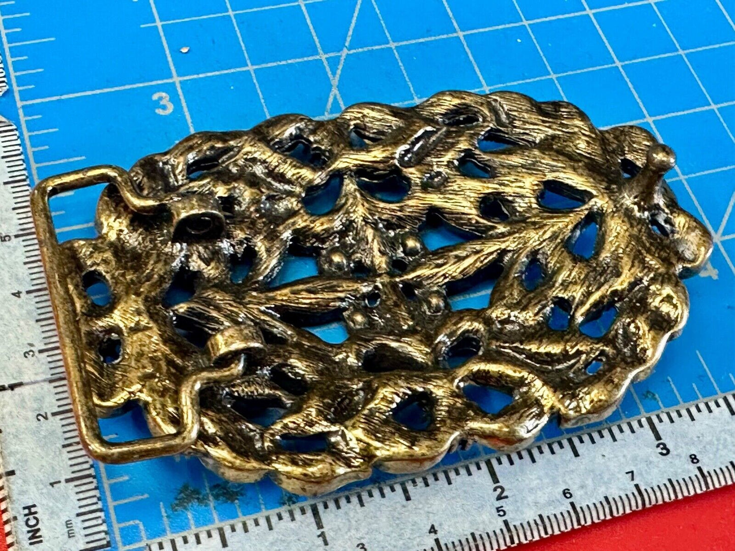 Awesome detail - Vintage see through swirl rhinestone pattern belt buckle
