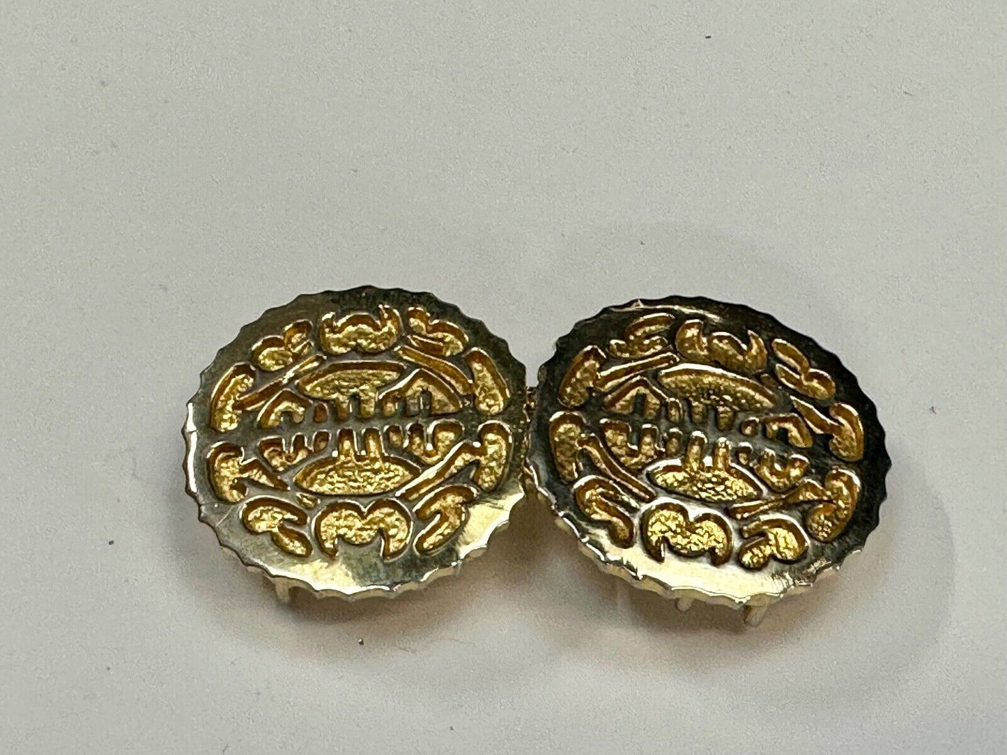 Asian / Oriental Round gold tone Two-piece interlocking Mimi Di N belt buckle
