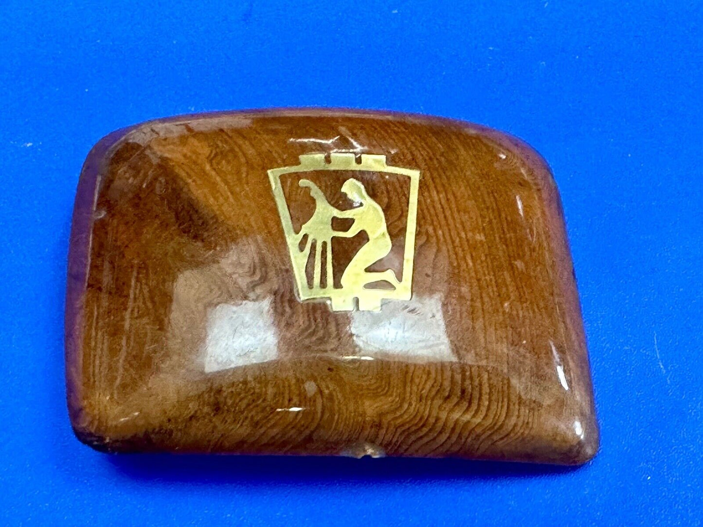 Artisan wooden glossy wood belt buckle with gold color artist scene?