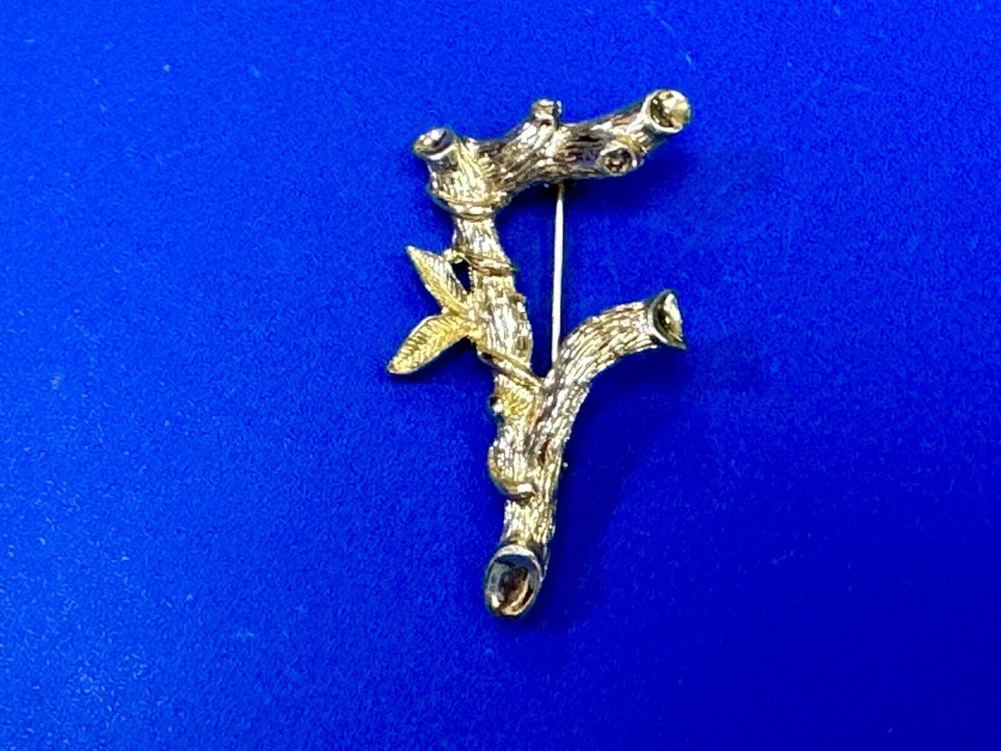 BAMBOO TWIG LETTER INITIAL " F " VINTAGE SARAH COVENTRY GOLDTONE BROOCH PIN