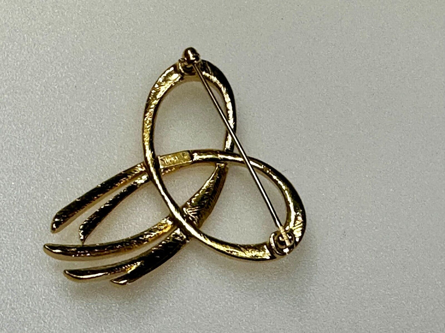 Beautiful Ribbon Looped Bow Gold Tone Vintage Brooch Pin Signed by Trifari