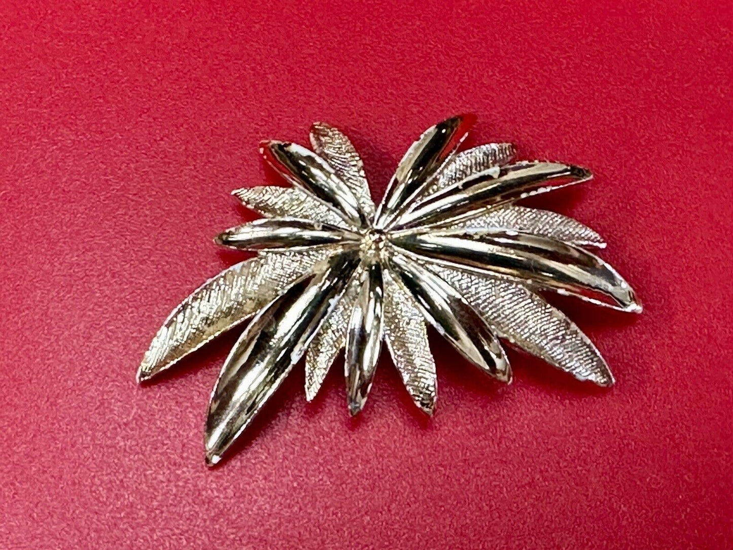 vintage Brushed gold tone starburst floral theme Sarah Coventry brooch pin