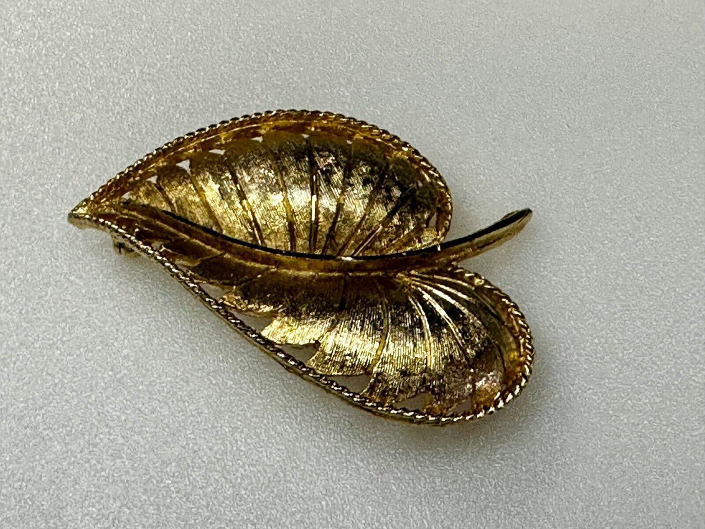 Beautiful Leaf Shaped Large 2.5" wide! Gold Tone Brooch Pin Signed BSK