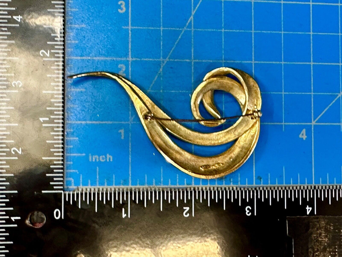 Avon signed gold tone abstract swirl check mark vintage brooch pin