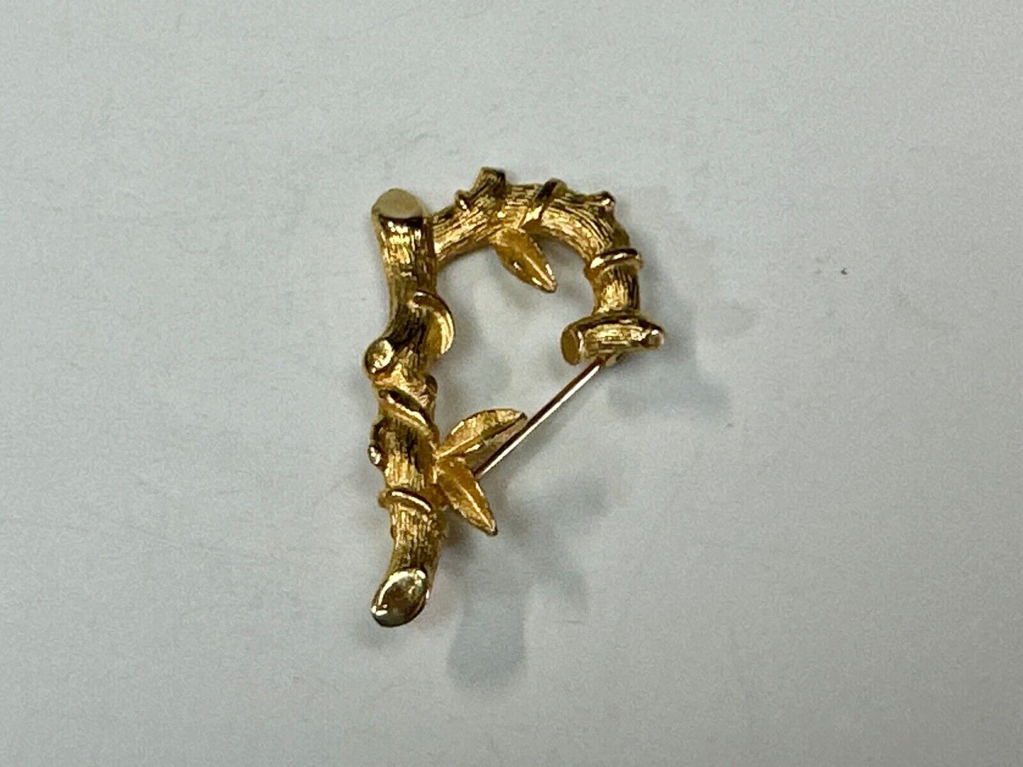 BAMBOO TWIG LETTER INITIAL " R " VINTAGE SARAH COVENTRY GOLDTONE BROOCH PIN
