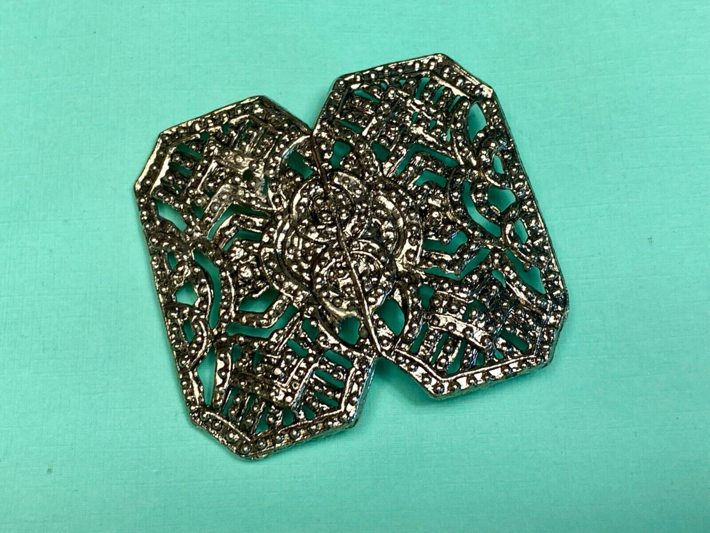 Beautiful A pique silver color - or real non magnetic - see though belt buckle
